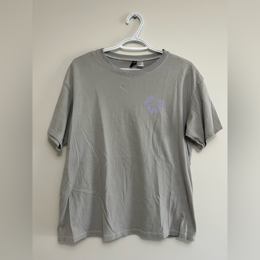 H&M gray graphic tee.